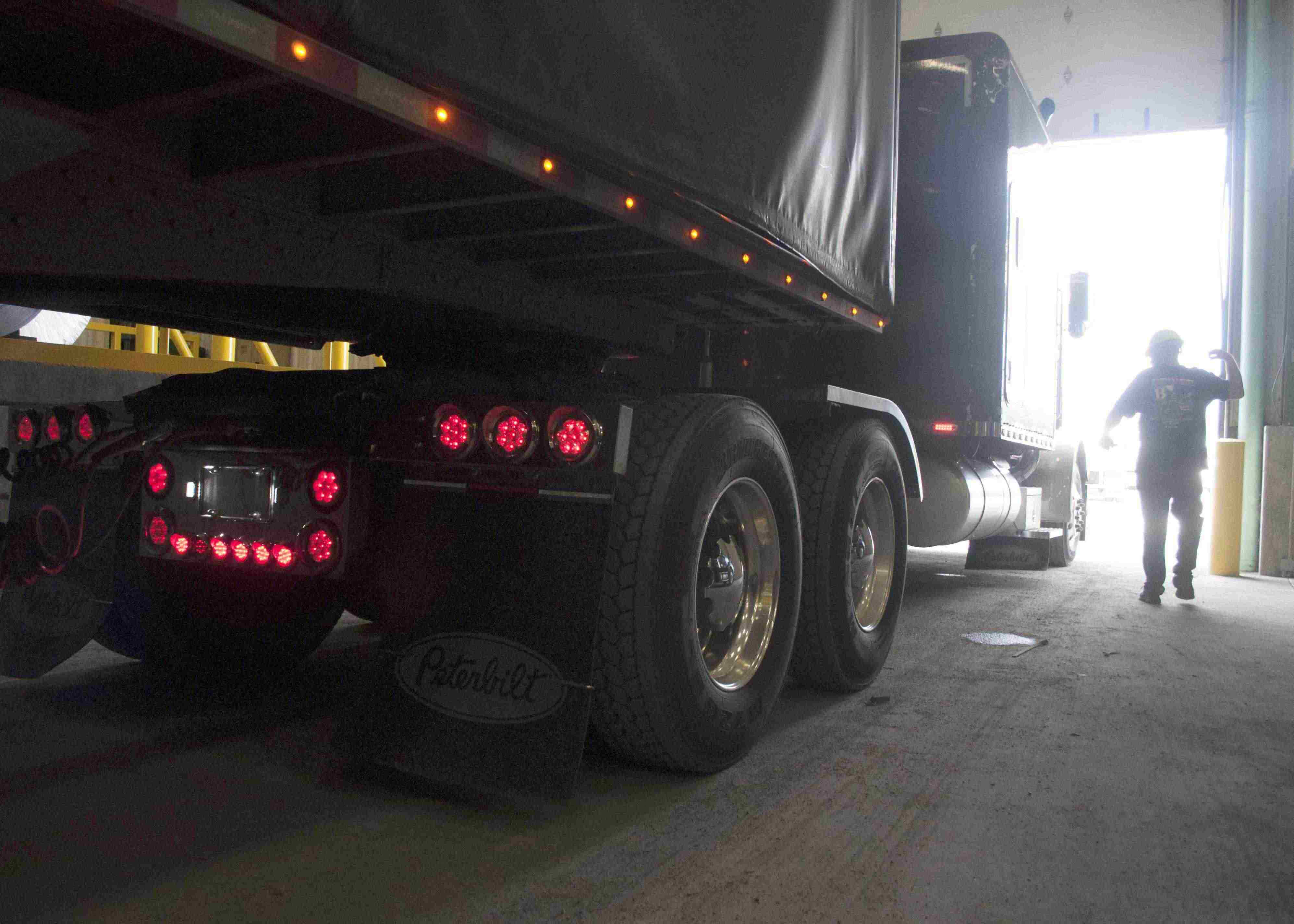 FMCSA seeks data from truckers on detention time
